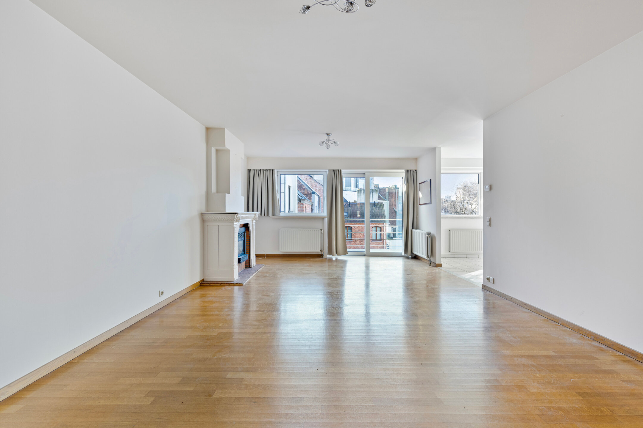 Wonen in het hart van Gent? In de Posteernestraat 15B, pal in het centrum van Gent, vinden we dit lichtrijke en comfortabel ingedeelde appartement met een extra troef: een overdekte staanplaats die optioneel kan worden aangekocht. 

Via de inkomhal kom je