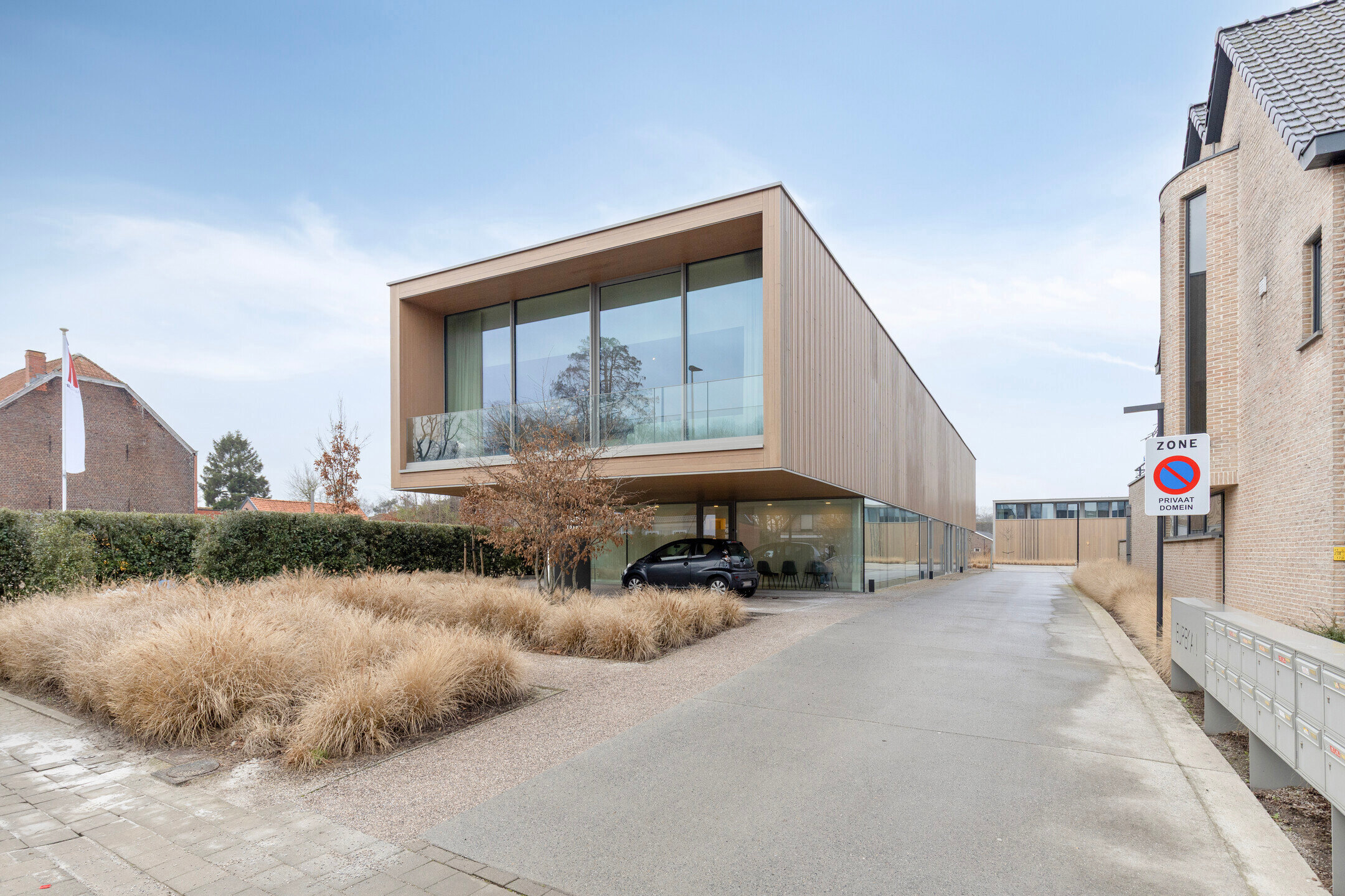 Op een uitstekende ligging in het centrum van Nazareth bevindt zich dit aangename en lichtrijke appartement op de eerste verdieping. Het appartement is bereikbaar via een trap vanaf het gelijkvloers.  

Op de verdieping komt u binnen in een ruime leefrui