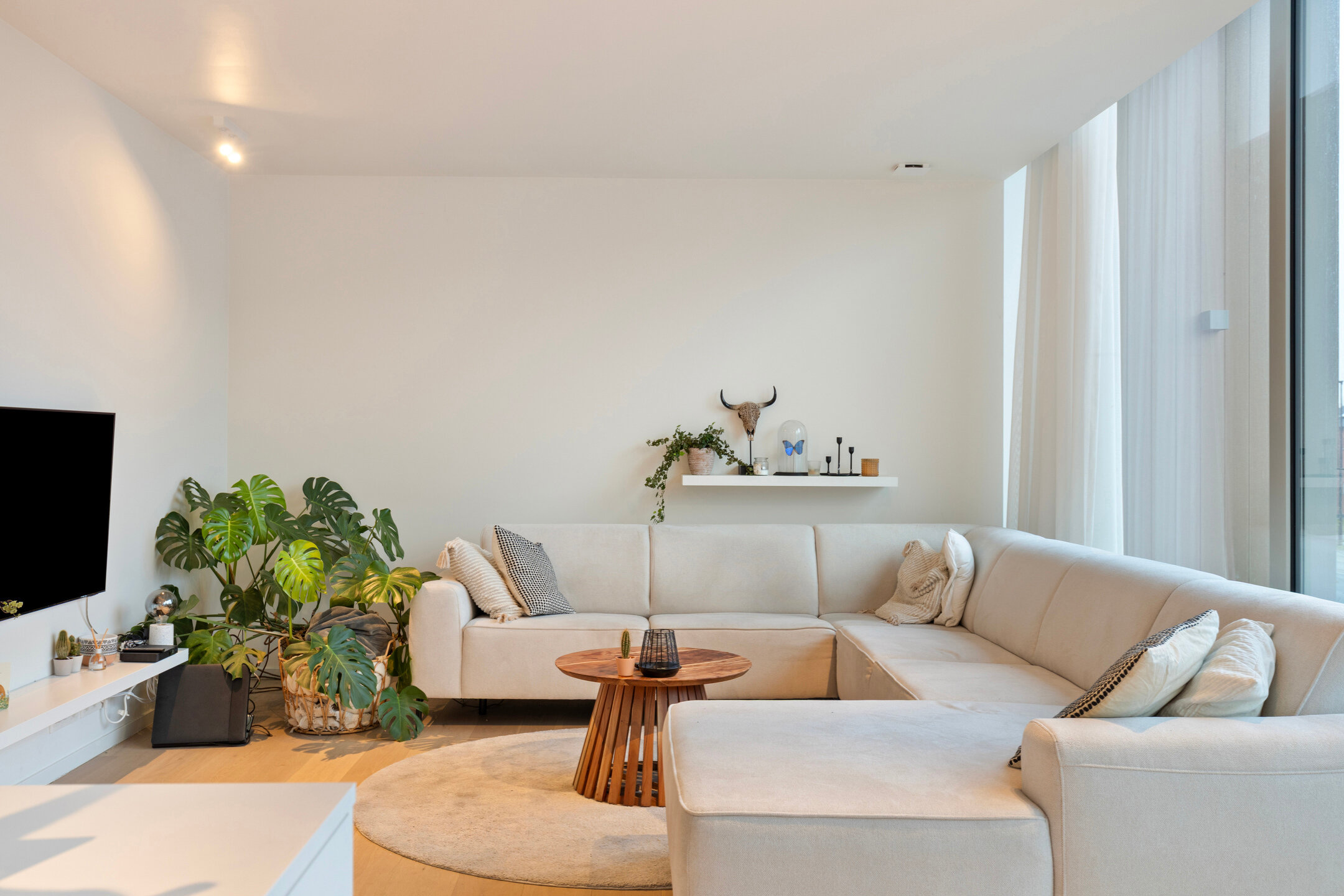 Op een uitstekende ligging in het centrum van Nazareth bevindt zich dit aangename en lichtrijke appartement op de eerste verdieping. Het appartement is bereikbaar via een trap vanaf het gelijkvloers.  

Op de verdieping komt u binnen in een ruime leefrui