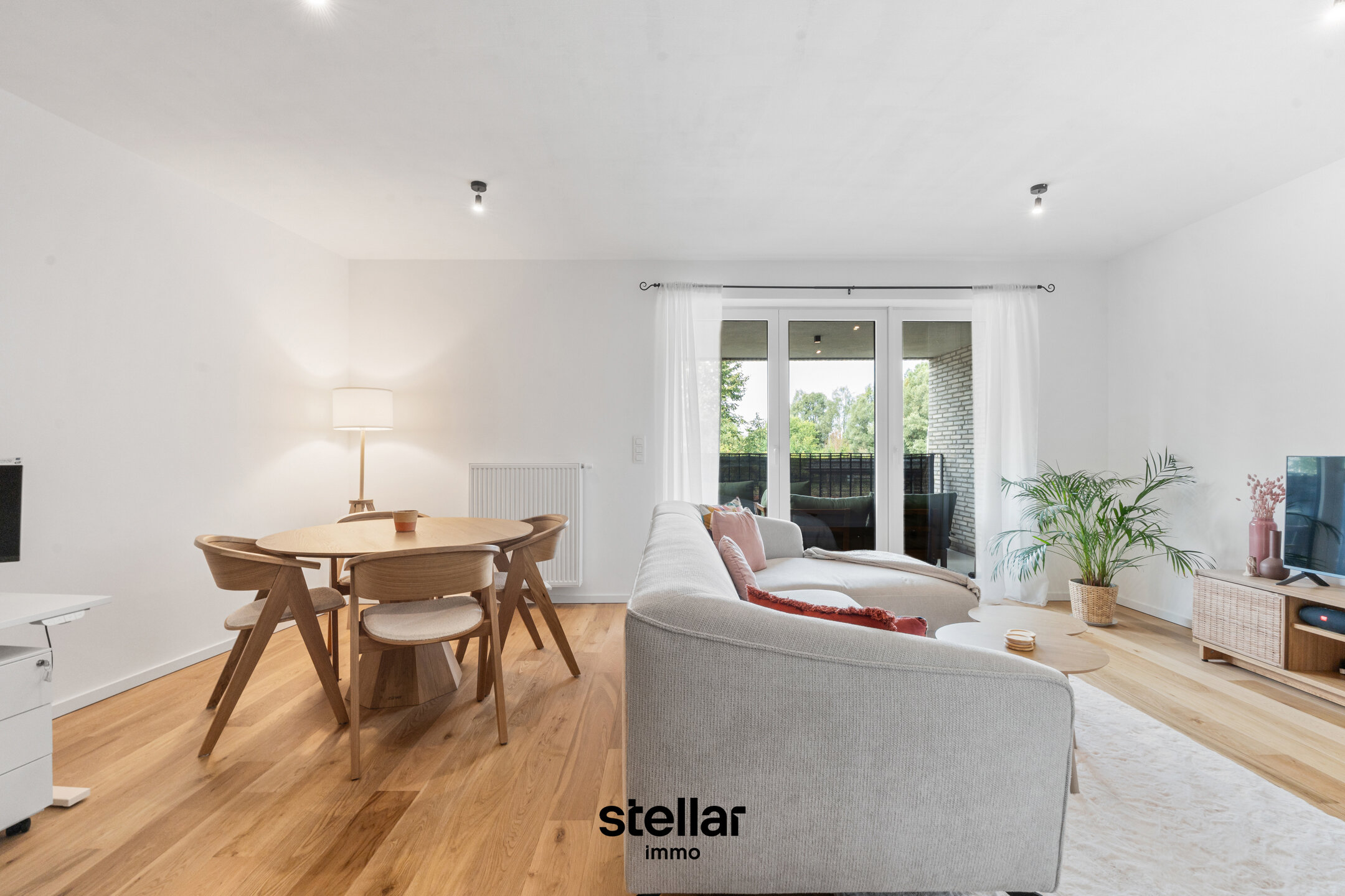 Ruim 1-slaapkamerappartement met terras in Ename

Op zoek naar een ruim en comfortabel appartement op een aangename locatie? Dit verzorgde 1-slaapkamerappartement in Ename biedt een mooie combinatie van ruimte, comfort en een praktische indeling.

Het app