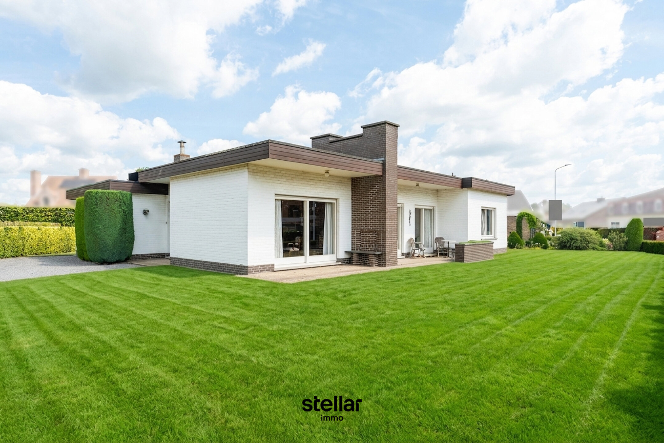 Rustig gelegen bungalow op een perceel van ca. 1.075 m² nabij het centrum van Eke  

Op zoek naar een bungalow met veel potentieel op een uitstekende locatie? Dan is deze woning beslist een bezoek waard!  

Gelegen in een rustige straat, op korte afstand