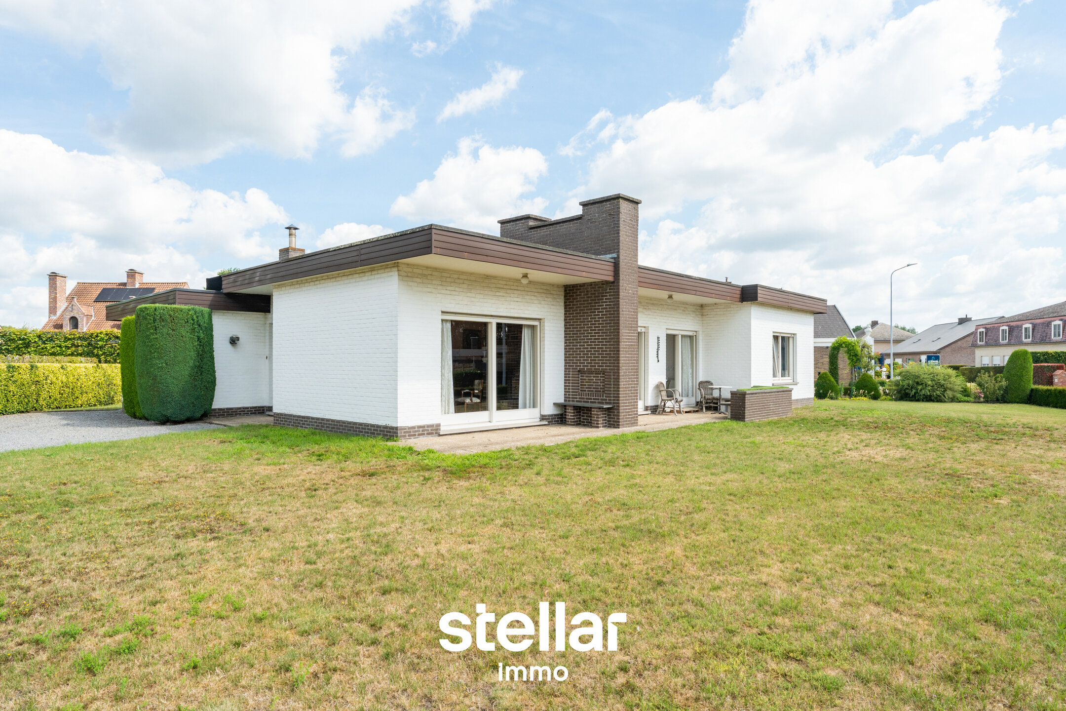 Rustig gelegen bungalow op een perceel van ca. 1.075 m² nabij het centrum van Eke  

Op zoek naar een bungalow met veel potentieel op een uitstekende locatie? Dan is deze woning beslist een bezoek waard!  

Gelegen in een rustige straat, op korte afstand