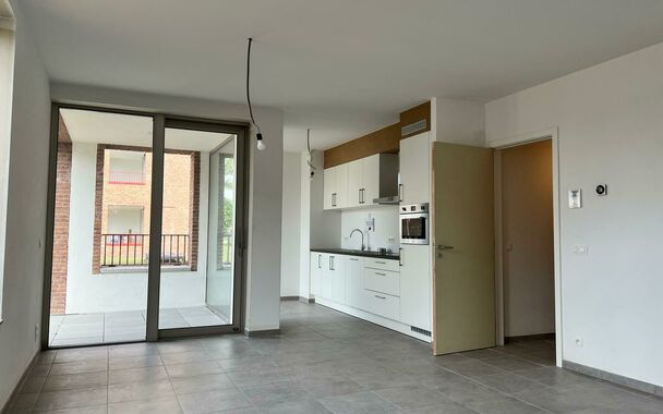 Dit leuk gelijkvloers splinternieuw 2 slaapkamer appartement in project Saffrou biedt alle comfort. De centrale ligging op wandelastand van het station en kortbij het centrum, maakt van deze locatie een interessante ligging. 

Het appartement is volled