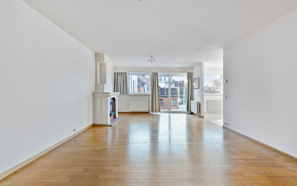 Wonen in het hart van Gent? In de Posteernestraat 15B, pal in het centrum van Gent, vinden we dit lichtrijke en comfortabel ingedeelde appartement met een extra troef: een overdekte staanplaats die optioneel kan worden aangekocht. 

Via de inkomhal kom je