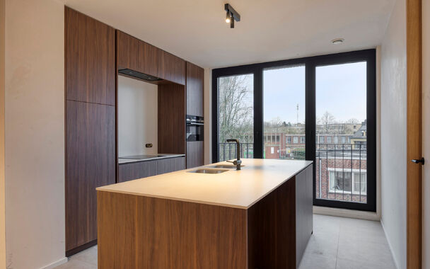 Nieuwbouwappartement met zuidgericht terras in hartje Sint-Denijs-Westrem  
Dit modern nieuwbouwappartement is ideaal gelegen in het centrum van Sint-Denijs-Westrem, in de Sint-Dionysiusstraat, op wandelafstand van winkels, scholen en openbaar vervoer.
 
