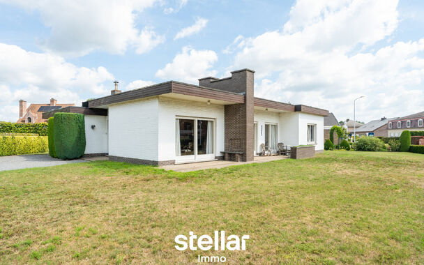 Rustig gelegen bungalow op een perceel van ca. 1.075 m&sup2; nabij het centrum van Eke  

Op zoek naar een bungalow met veel potentieel op een uitstekende locatie? Dan is deze woning beslist een bezoek waard!  

Gelegen in een rustige straat, op korte afstand