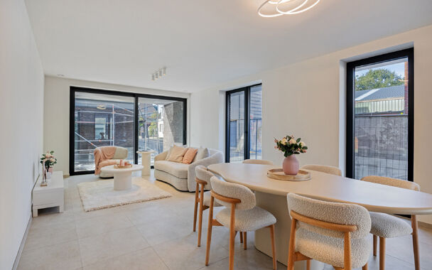 Modern nieuwbouwappartement met 2 terrassen nabij het centrum van Kruishoutem 

Dit lichtrijke nieuwbouwappartement is ideaal gelegen op de hoek van de Hedekendriesstraat en de Brugstraat, op wandelafstand van het centrum van Kruishoutem. 

Het appartemen