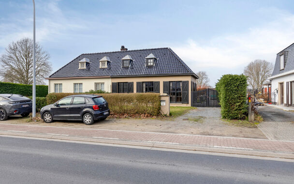 Op een vlot bereikbare ligging langs de Steenweg in Nazareth-De Pinte vindt u deze te renoveren woning met tal van mogelijkheden. Een ideale opportuniteit voor wie op zoek is naar een renovatieproject dat volledig naar eigen smaak kan worden ingericht. 

