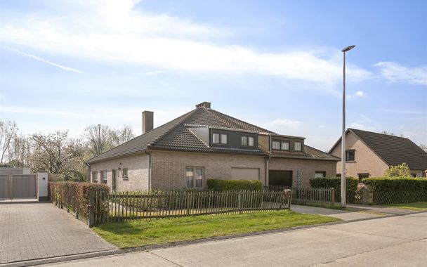 Deze gerieflijke koppelwoning ligt in een residentiële wijk die paalt aan de Golf in Drongen. Op een boogscheut van Gent, met het station, winkels en scholen in de buurt is dit de ideale uitvalsbasis.

De gezellige woning heeft op het gelijkvloers een in