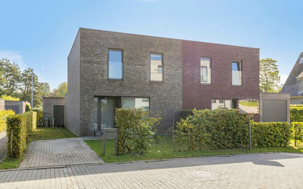 Charmante woning met 3 slaapkamers, ingerichte keuken en badkamer, gelegen op wandelafstand van het centrum van Nazareth. Naast een lichtrijke leefruimte en ruime berging beschikt de woning over een handige buitenruimte en een afzonderlijke garage. Ook hi