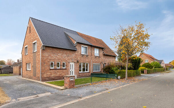 Halfopen woning met vernieuwd dak nabij centrum Nazareth

In een rustige straat, op wandelafstand van het centrum van Nazareth, bevindt zich deze gezellige en instapklare woning.
Het gelijkvloers biedt een aangename leefruimte, een functionele keuken en e