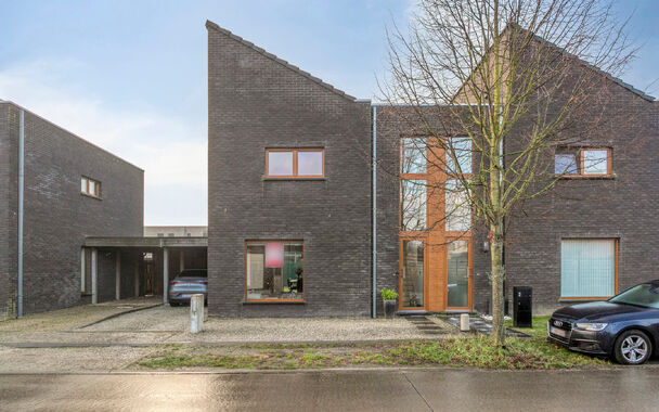 Energiezuinige BEN-woning in Eke met warmtepomp, ruime leefruimte en open keuken, 3 slaapkamers (waarvan 1 dressing), zolder, zuidgerichte tuin met tuinhuis en carport met laadpaal.