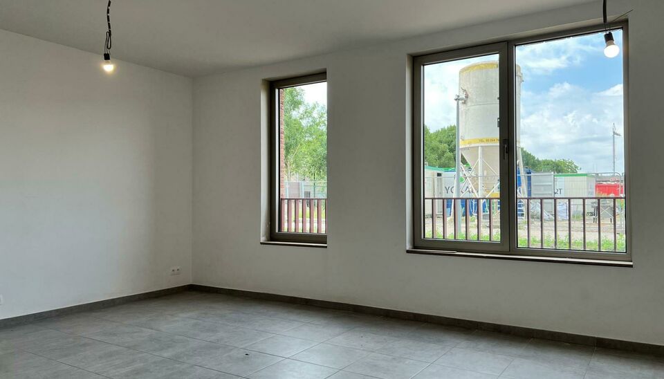 Dit leuk gelijkvloers splinternieuw 2 slaapkamer appartement in project Saffrou biedt alle comfort. De centrale ligging op wandelastand van het station en kortbij het centrum, maakt van deze locatie een interessante ligging. 

Het appartement is volled