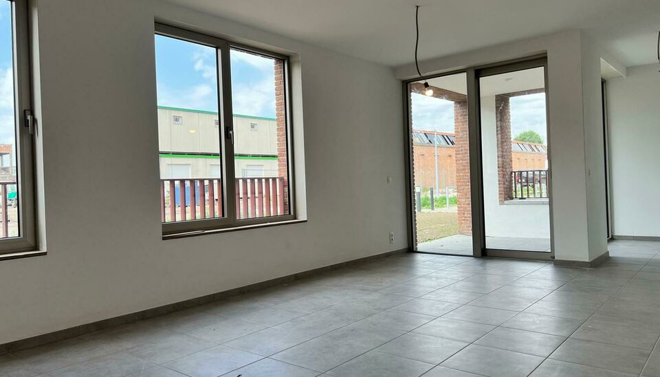Dit leuk gelijkvloers splinternieuw 2 slaapkamer appartement in project Saffrou biedt alle comfort. De centrale ligging op wandelastand van het station en kortbij het centrum, maakt van deze locatie een interessante ligging. 

Het appartement is volled