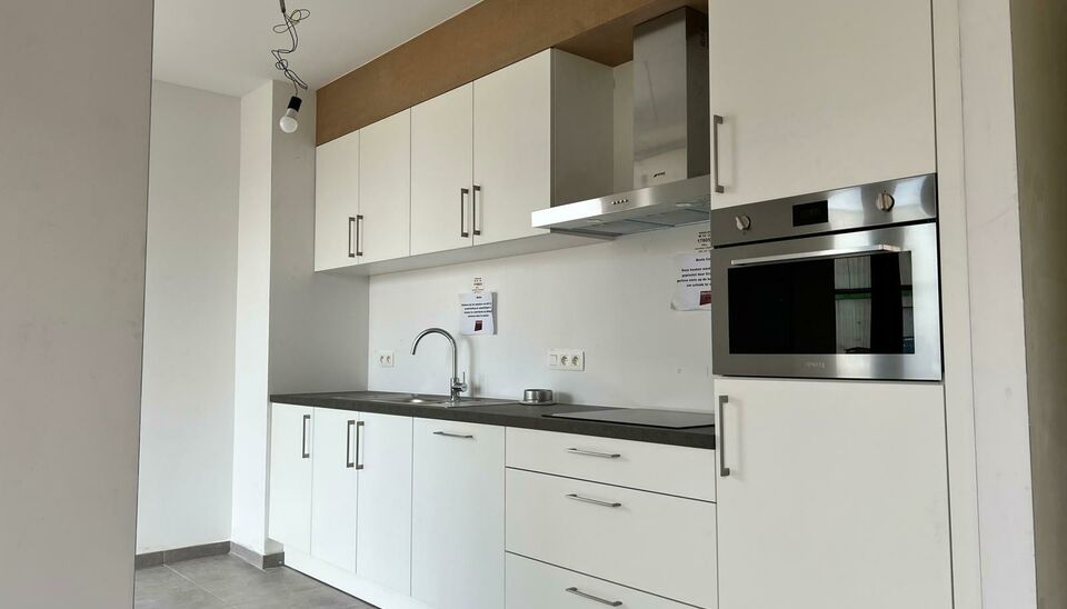 Dit leuk gelijkvloers splinternieuw 2 slaapkamer appartement in project Saffrou biedt alle comfort. De centrale ligging op wandelastand van het station en kortbij het centrum, maakt van deze locatie een interessante ligging. 

Het appartement is volled