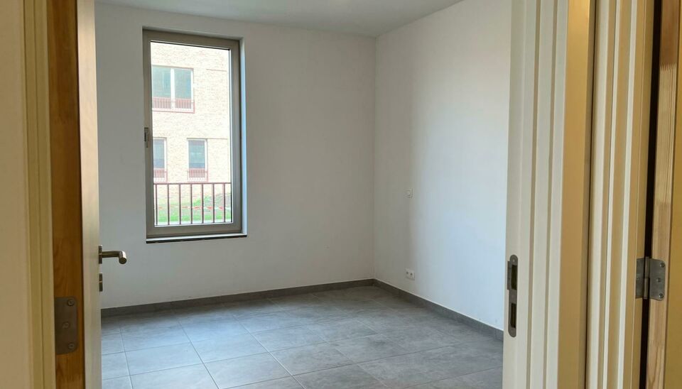 Dit leuk gelijkvloers splinternieuw 2 slaapkamer appartement in project Saffrou biedt alle comfort. De centrale ligging op wandelastand van het station en kortbij het centrum, maakt van deze locatie een interessante ligging. 

Het appartement is volled