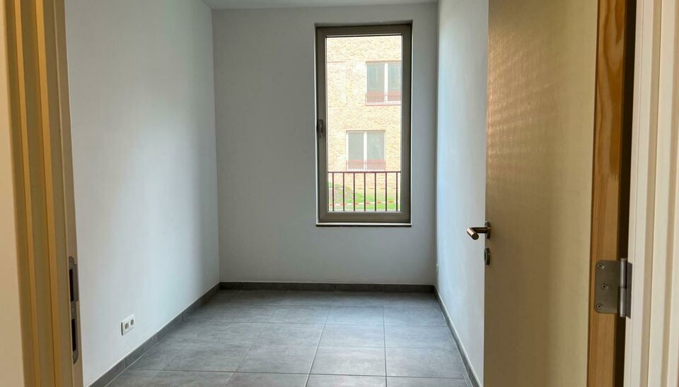 Dit leuk gelijkvloers splinternieuw 2 slaapkamer appartement in project Saffrou biedt alle comfort. De centrale ligging op wandelastand van het station en kortbij het centrum, maakt van deze locatie een interessante ligging. 

Het appartement is volled