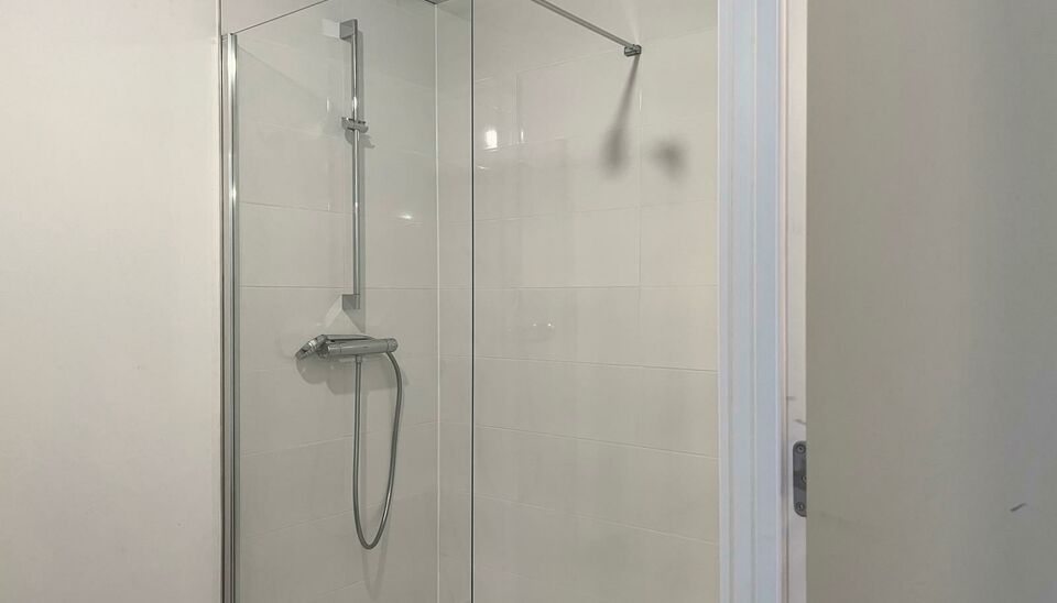 Dit leuk gelijkvloers splinternieuw 2 slaapkamer appartement in project Saffrou biedt alle comfort. De centrale ligging op wandelastand van het station en kortbij het centrum, maakt van deze locatie een interessante ligging. 

Het appartement is volled