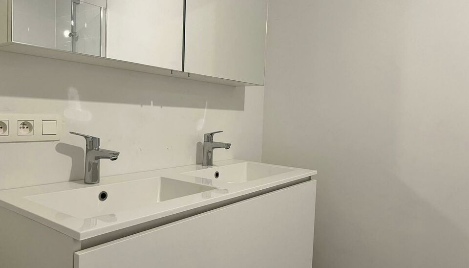 Dit leuk gelijkvloers splinternieuw 2 slaapkamer appartement in project Saffrou biedt alle comfort. De centrale ligging op wandelastand van het station en kortbij het centrum, maakt van deze locatie een interessante ligging. 

Het appartement is volled