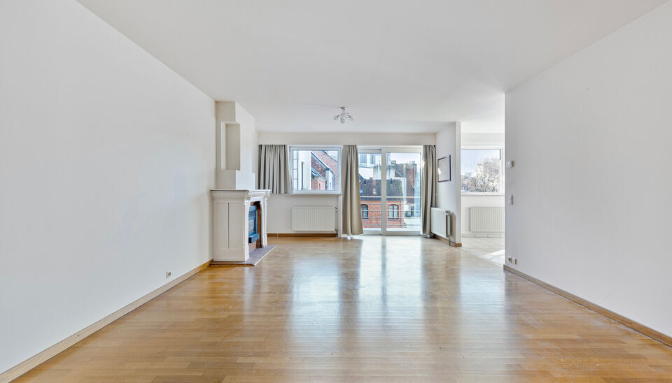 Wonen in het hart van Gent? In de Posteernestraat 15B, pal in het centrum van Gent, vinden we dit lichtrijke en comfortabel ingedeelde appartement met een extra troef: een overdekte staanplaats die optioneel kan worden aangekocht. 

Via de inkomhal kom je