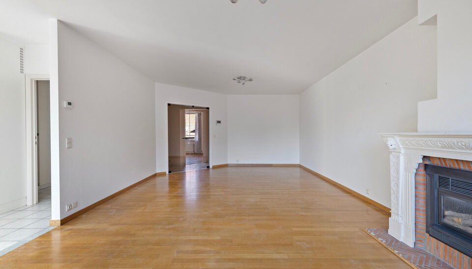 Wonen in het hart van Gent? In de Posteernestraat 15B, pal in het centrum van Gent, vinden we dit lichtrijke en comfortabel ingedeelde appartement met een extra troef: een overdekte staanplaats die optioneel kan worden aangekocht. 

Via de inkomhal kom je