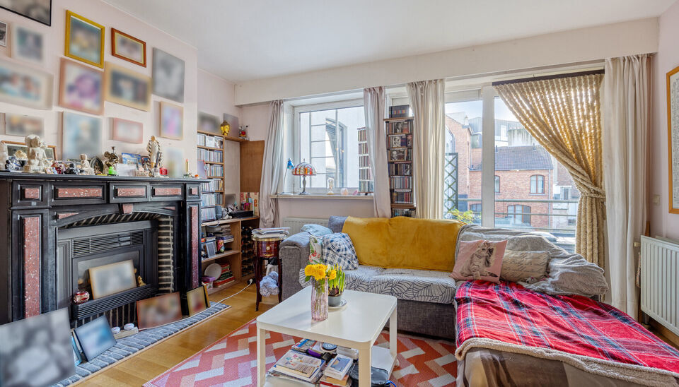 Wonen in het hart van Gent? In de Posteernestraat 15B, pal in het centrum van Gent, vinden we dit lichtrijke en comfortabel ingedeelde appartement met een extra troef: een overdekte staanplaats die optioneel kan worden aangekocht. 

Via de inkomhal kom je