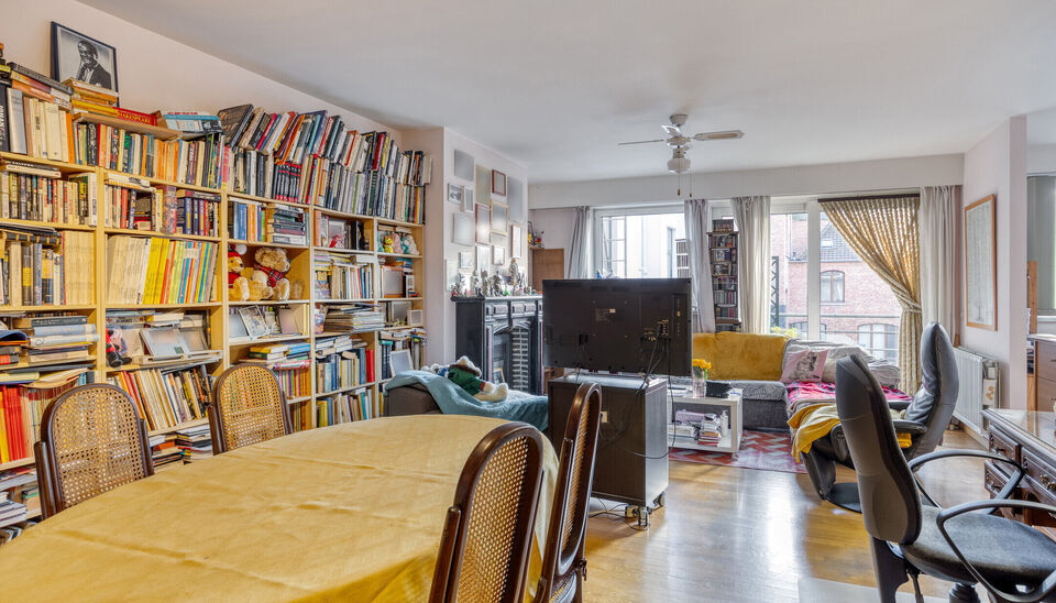 Wonen in het hart van Gent? In de Posteernestraat 15B, pal in het centrum van Gent, vinden we dit lichtrijke en comfortabel ingedeelde appartement met een extra troef: een overdekte staanplaats die optioneel kan worden aangekocht. 

Via de inkomhal kom je