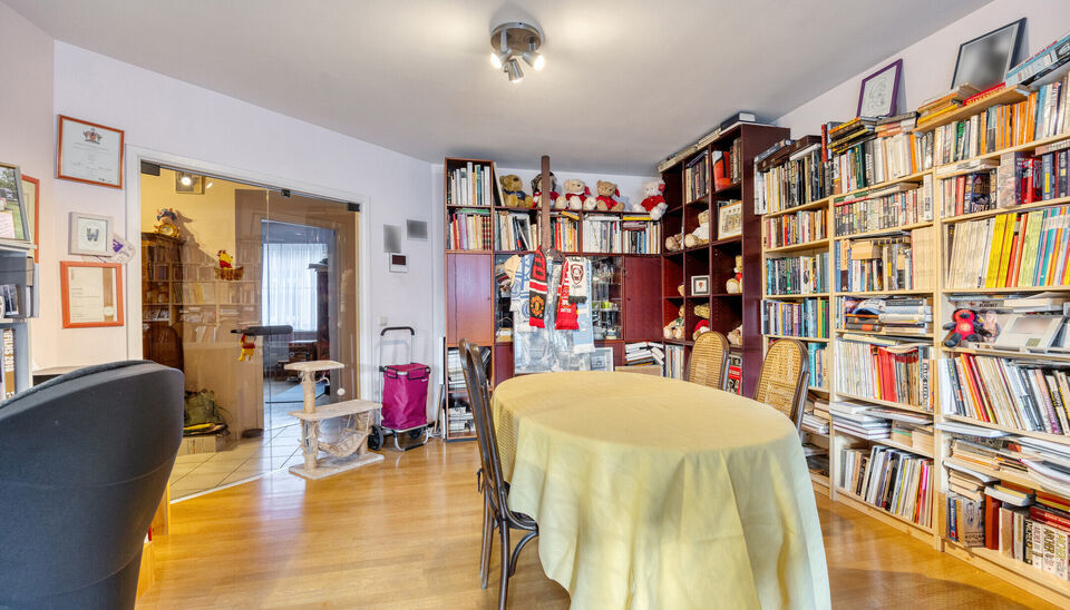 Wonen in het hart van Gent? In de Posteernestraat 15B, pal in het centrum van Gent, vinden we dit lichtrijke en comfortabel ingedeelde appartement met een extra troef: een overdekte staanplaats die optioneel kan worden aangekocht. 

Via de inkomhal kom je