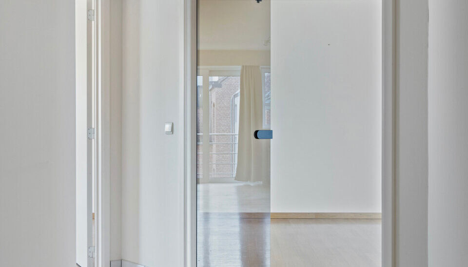 Wonen in het hart van Gent? In de Posteernestraat 15B, pal in het centrum van Gent, vinden we dit lichtrijke en comfortabel ingedeelde appartement met een extra troef: een overdekte staanplaats die optioneel kan worden aangekocht. 

Via de inkomhal kom je