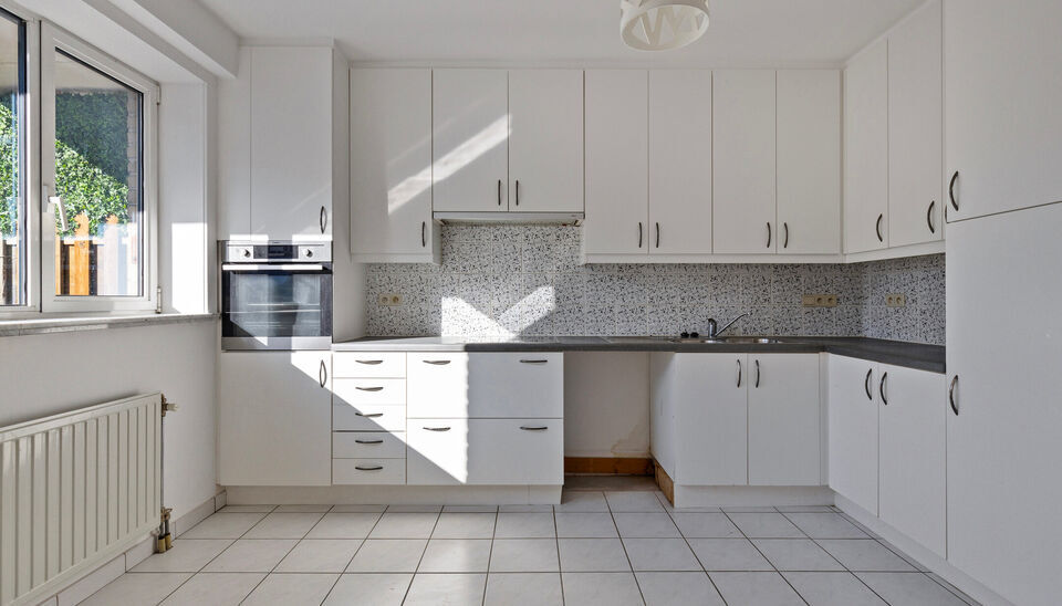 Wonen in het hart van Gent? In de Posteernestraat 15B, pal in het centrum van Gent, vinden we dit lichtrijke en comfortabel ingedeelde appartement met een extra troef: een overdekte staanplaats die optioneel kan worden aangekocht. 

Via de inkomhal kom je