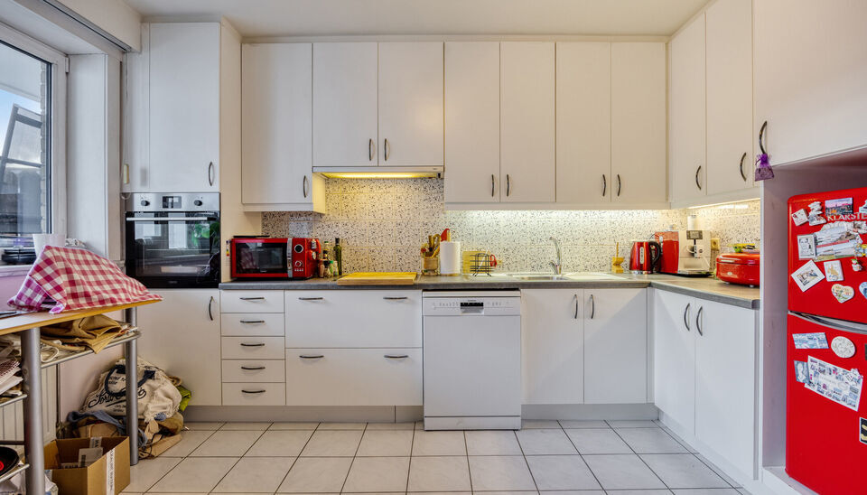 Wonen in het hart van Gent? In de Posteernestraat 15B, pal in het centrum van Gent, vinden we dit lichtrijke en comfortabel ingedeelde appartement met een extra troef: een overdekte staanplaats die optioneel kan worden aangekocht. 

Via de inkomhal kom je