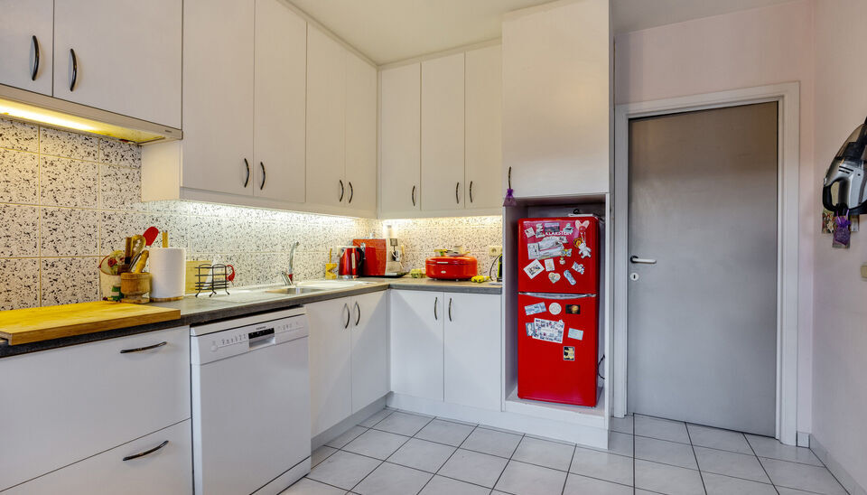 Wonen in het hart van Gent? In de Posteernestraat 15B, pal in het centrum van Gent, vinden we dit lichtrijke en comfortabel ingedeelde appartement met een extra troef: een overdekte staanplaats die optioneel kan worden aangekocht. 

Via de inkomhal kom je