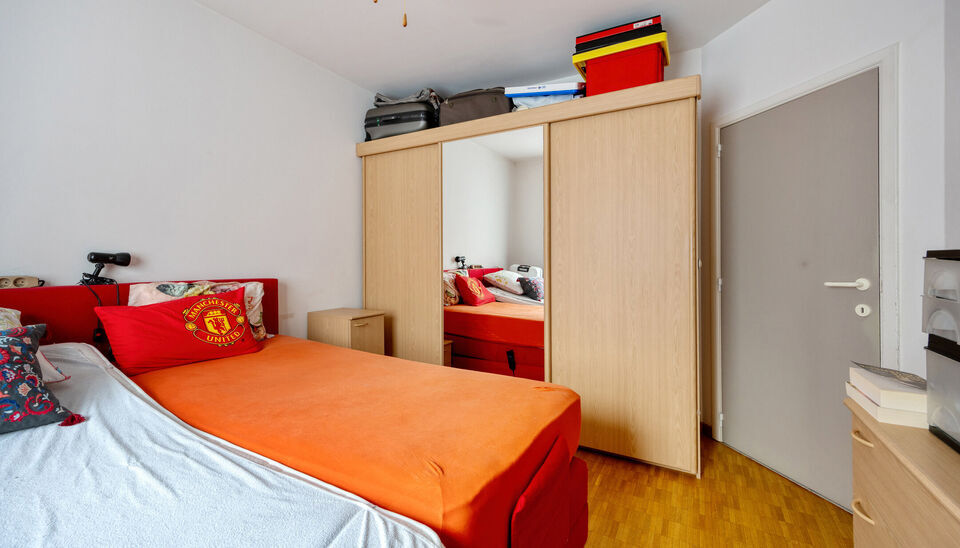 Wonen in het hart van Gent? In de Posteernestraat 15B, pal in het centrum van Gent, vinden we dit lichtrijke en comfortabel ingedeelde appartement met een extra troef: een overdekte staanplaats die optioneel kan worden aangekocht. 

Via de inkomhal kom je