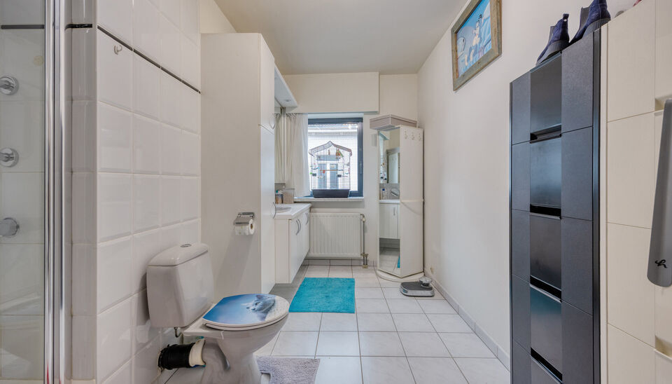 Wonen in het hart van Gent? In de Posteernestraat 15B, pal in het centrum van Gent, vinden we dit lichtrijke en comfortabel ingedeelde appartement met een extra troef: een overdekte staanplaats die optioneel kan worden aangekocht. 

Via de inkomhal kom je