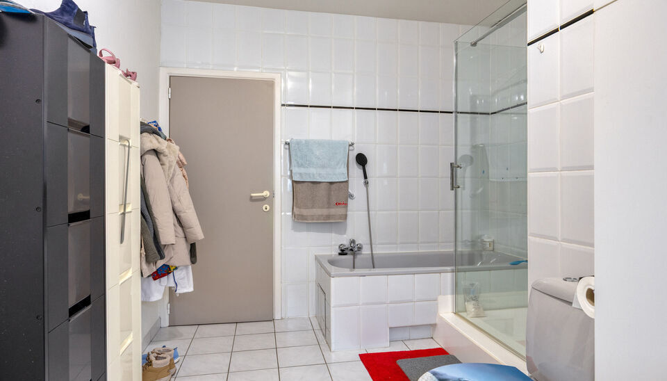 Wonen in het hart van Gent? In de Posteernestraat 15B, pal in het centrum van Gent, vinden we dit lichtrijke en comfortabel ingedeelde appartement met een extra troef: een overdekte staanplaats die optioneel kan worden aangekocht. 

Via de inkomhal kom je