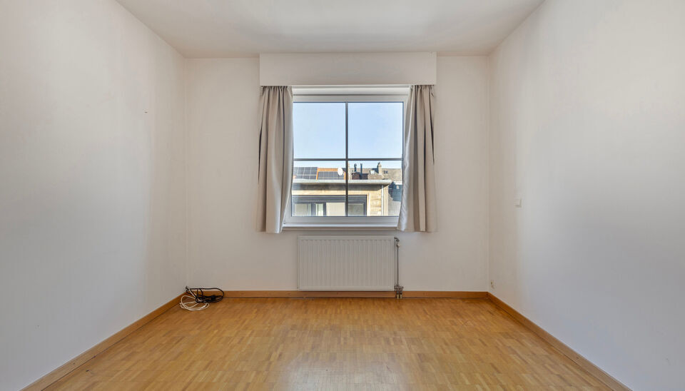 Wonen in het hart van Gent? In de Posteernestraat 15B, pal in het centrum van Gent, vinden we dit lichtrijke en comfortabel ingedeelde appartement met een extra troef: een overdekte staanplaats die optioneel kan worden aangekocht. 

Via de inkomhal kom je