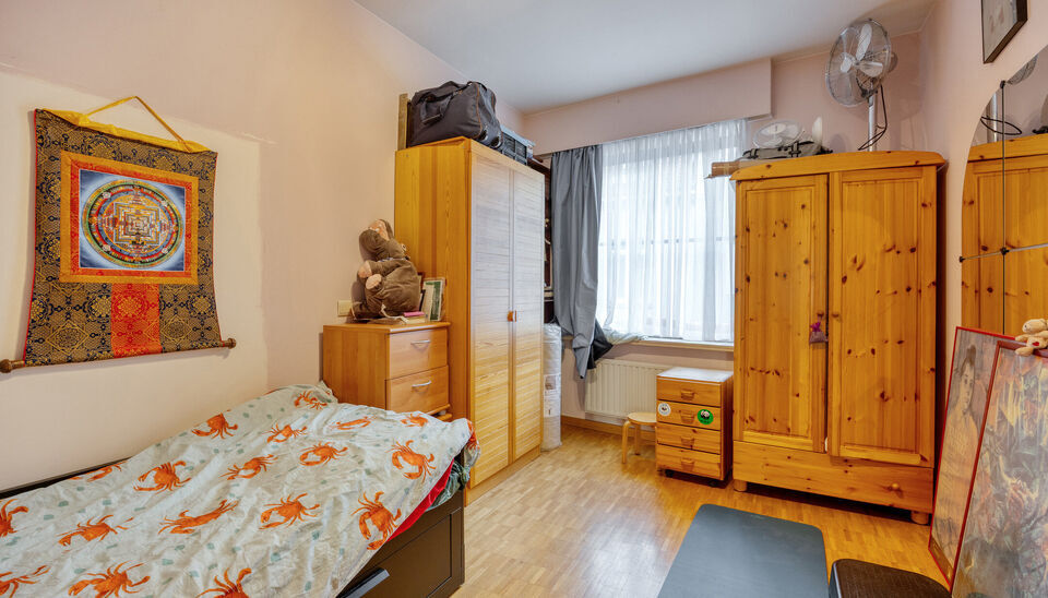 Wonen in het hart van Gent? In de Posteernestraat 15B, pal in het centrum van Gent, vinden we dit lichtrijke en comfortabel ingedeelde appartement met een extra troef: een overdekte staanplaats die optioneel kan worden aangekocht. 

Via de inkomhal kom je