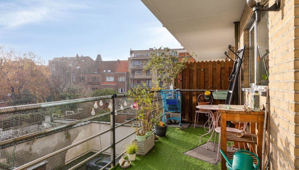 Wonen in het hart van Gent? In de Posteernestraat 15B, pal in het centrum van Gent, vinden we dit lichtrijke en comfortabel ingedeelde appartement met een extra troef: een overdekte staanplaats die optioneel kan worden aangekocht. 

Via de inkomhal kom je