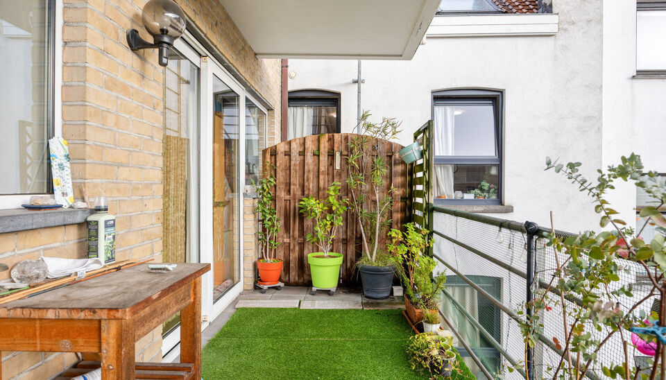 Wonen in het hart van Gent? In de Posteernestraat 15B, pal in het centrum van Gent, vinden we dit lichtrijke en comfortabel ingedeelde appartement met een extra troef: een overdekte staanplaats die optioneel kan worden aangekocht. 

Via de inkomhal kom je