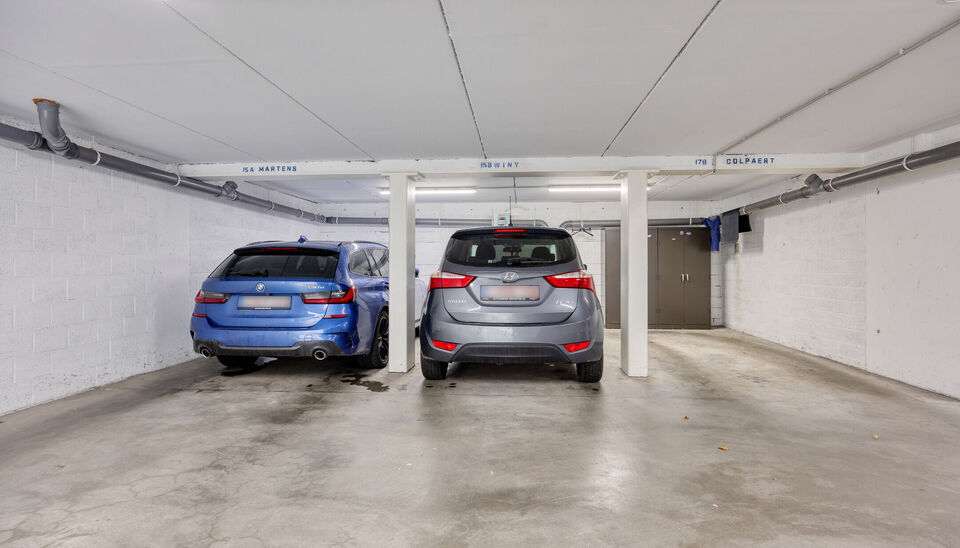 Wonen in het hart van Gent? In de Posteernestraat 15B, pal in het centrum van Gent, vinden we dit lichtrijke en comfortabel ingedeelde appartement met een extra troef: een overdekte staanplaats die optioneel kan worden aangekocht. 

Via de inkomhal kom je