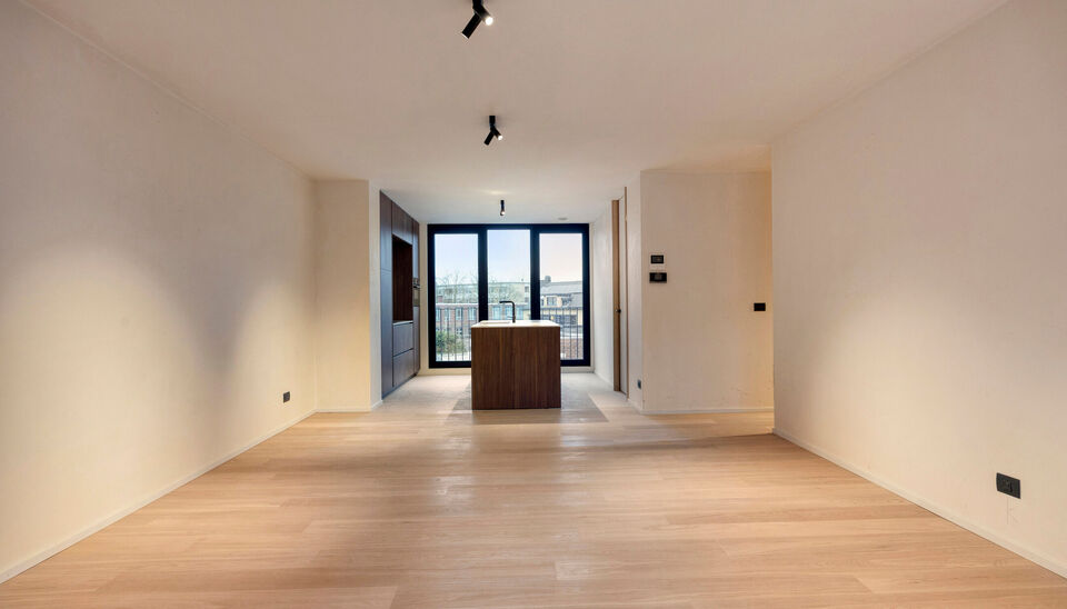 Nieuwbouwappartement met zuidgericht terras in hartje Sint-Denijs-Westrem  
Dit modern nieuwbouwappartement is ideaal gelegen in het centrum van Sint-Denijs-Westrem, in de Sint-Dionysiusstraat, op wandelafstand van winkels, scholen en openbaar vervoer.
 
