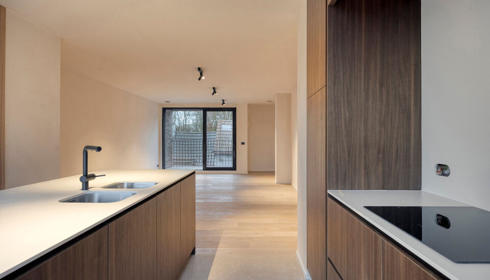 Nieuwbouwappartement met zuidgericht terras in hartje Sint-Denijs-Westrem  
Dit modern nieuwbouwappartement is ideaal gelegen in het centrum van Sint-Denijs-Westrem, in de Sint-Dionysiusstraat, op wandelafstand van winkels, scholen en openbaar vervoer.
 
