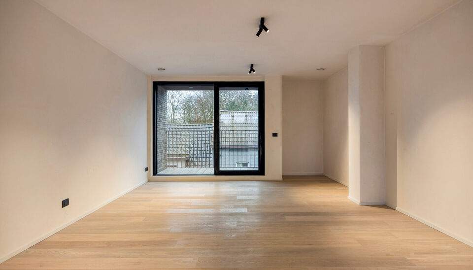 Nieuwbouwappartement met zuidgericht terras in hartje Sint-Denijs-Westrem  
Dit modern nieuwbouwappartement is ideaal gelegen in het centrum van Sint-Denijs-Westrem, in de Sint-Dionysiusstraat, op wandelafstand van winkels, scholen en openbaar vervoer.
 
