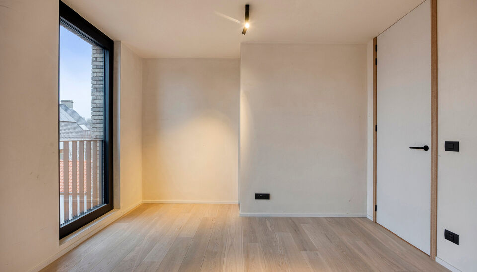 Nieuwbouwappartement met zuidgericht terras in hartje Sint-Denijs-Westrem  
Dit modern nieuwbouwappartement is ideaal gelegen in het centrum van Sint-Denijs-Westrem, in de Sint-Dionysiusstraat, op wandelafstand van winkels, scholen en openbaar vervoer.
 
