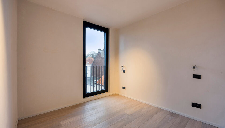 Nieuwbouwappartement met zuidgericht terras in hartje Sint-Denijs-Westrem  
Dit modern nieuwbouwappartement is ideaal gelegen in het centrum van Sint-Denijs-Westrem, in de Sint-Dionysiusstraat, op wandelafstand van winkels, scholen en openbaar vervoer.
 
