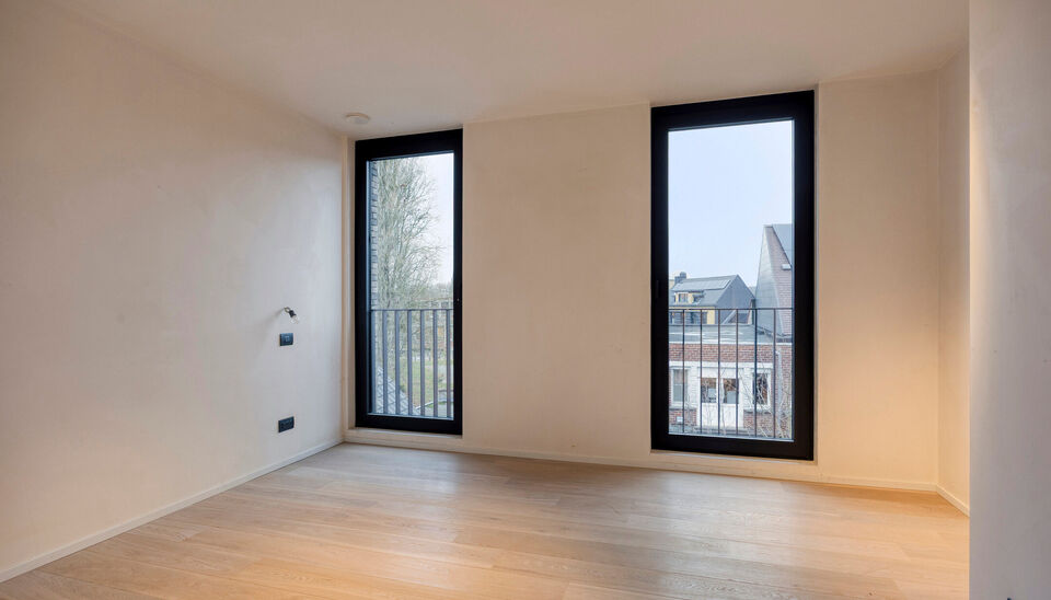 Nieuwbouwappartement met zuidgericht terras in hartje Sint-Denijs-Westrem  
Dit modern nieuwbouwappartement is ideaal gelegen in het centrum van Sint-Denijs-Westrem, in de Sint-Dionysiusstraat, op wandelafstand van winkels, scholen en openbaar vervoer.
 
