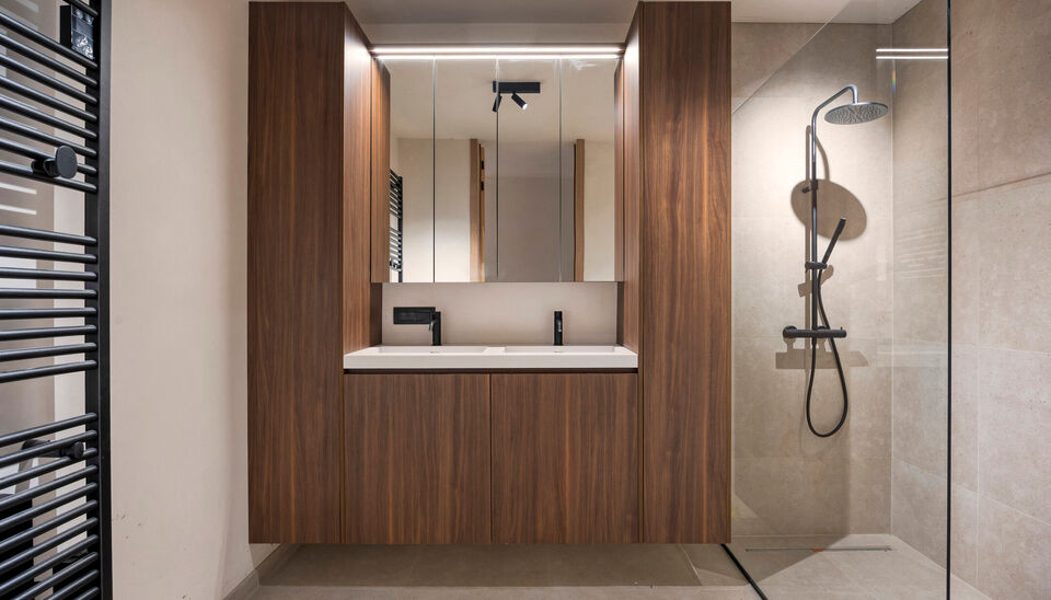 Nieuwbouwappartement met zuidgericht terras in hartje Sint-Denijs-Westrem  
Dit modern nieuwbouwappartement is ideaal gelegen in het centrum van Sint-Denijs-Westrem, in de Sint-Dionysiusstraat, op wandelafstand van winkels, scholen en openbaar vervoer.
 
