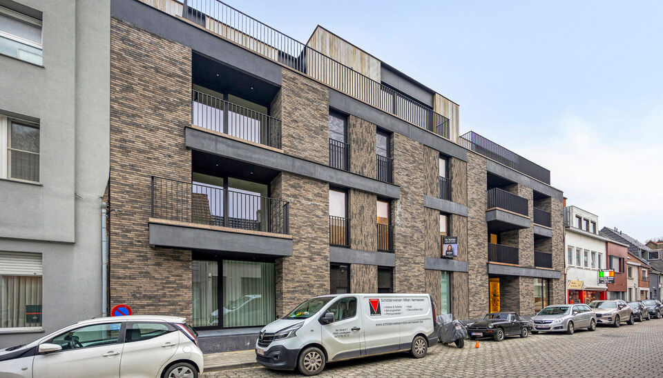 Nieuwbouwappartement met zuidgericht terras in hartje Sint-Denijs-Westrem  
Dit modern nieuwbouwappartement is ideaal gelegen in het centrum van Sint-Denijs-Westrem, in de Sint-Dionysiusstraat, op wandelafstand van winkels, scholen en openbaar vervoer.
 
