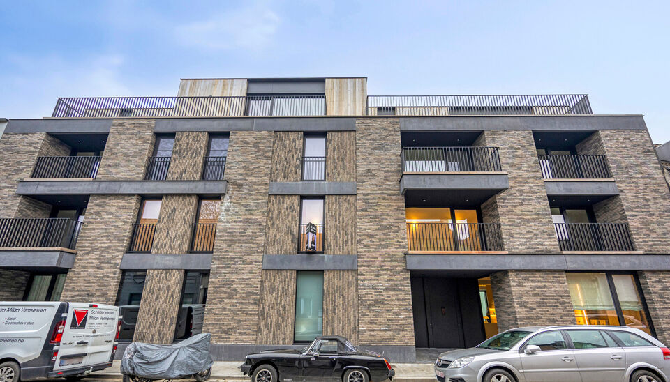 Nieuwbouwappartement met zuidgericht terras in hartje Sint-Denijs-Westrem  
Dit modern nieuwbouwappartement is ideaal gelegen in het centrum van Sint-Denijs-Westrem, in de Sint-Dionysiusstraat, op wandelafstand van winkels, scholen en openbaar vervoer.
 
