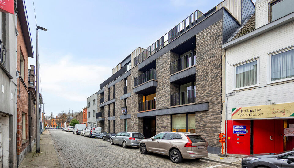 Nieuwbouwappartement met zuidgericht terras in hartje Sint-Denijs-Westrem  
Dit modern nieuwbouwappartement is ideaal gelegen in het centrum van Sint-Denijs-Westrem, in de Sint-Dionysiusstraat, op wandelafstand van winkels, scholen en openbaar vervoer.
 
